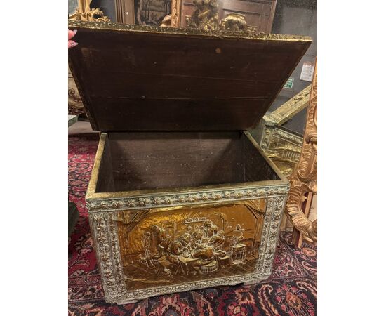 AL322 - Porta-legna rivestito in lamierino sbalzato, epoca '800, misure cm L 61 x P 44 x H 52
