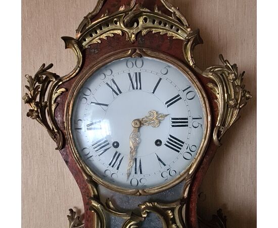 Orologio cartel.   Epoca e stile: Luigi XV, della seconda metà del XVIII secolo. 