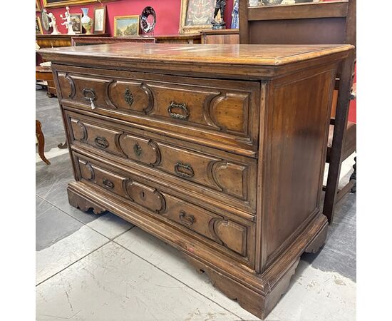 Antico Canterano – cassettone  Emiliano  Bolognese XVII sec . Cassetti bugnati . noce . Mis 143 x 60 . h 95