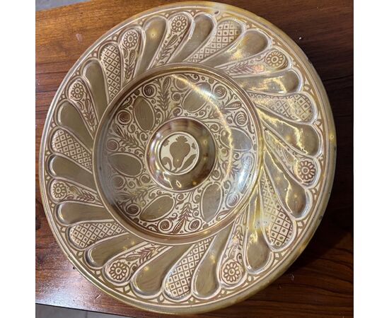 Antico piatto maiolica a Lustro oro  Ulisse Cantagalli fine 800  .Dipinto Moresco . Firenze cm 26