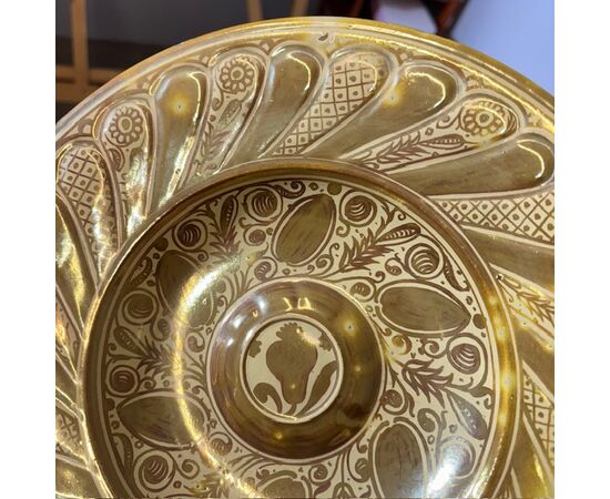 Antico piatto maiolica a Lustro oro  Ulisse Cantagalli fine 800  .Dipinto Moresco . Firenze cm 26