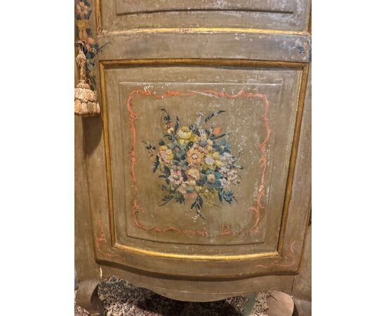 ARM244 - Angoliera in legno laccato, epoca '700, misure cm L 90 x H 180 x P lato 60