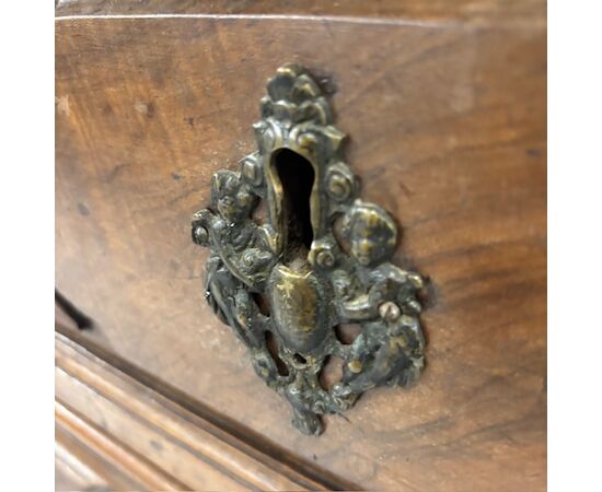 Antico Canterano – cassettone  Emiliano  Bolognese XVII sec . Cassetti bugnati . noce . Mis 143 x 60 . h 95