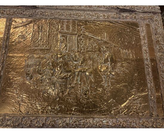 AL322 - Porta-legna rivestito in lamierino sbalzato, epoca '800, misure cm L 61 x P 44 x H 52