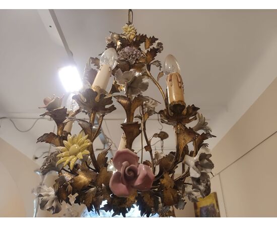 Lampadario in ferro e porcellana