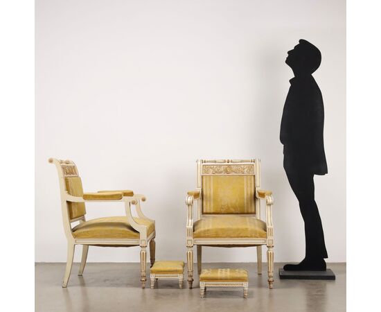 Coppia Poltrone con Poggia Piedi in Stile Neoclassico Italia Ultimo Quarto XIX Secolo