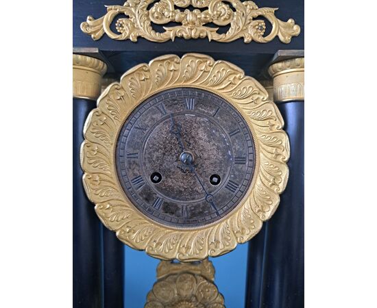 Orologio Impero in bronzo dorato e legno ebanizzato