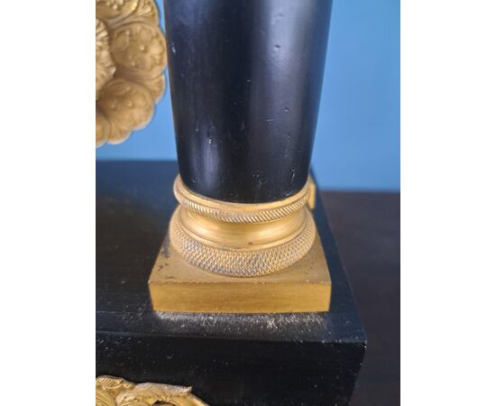 Orologio Impero in bronzo dorato e legno ebanizzato