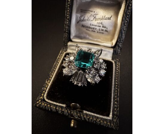 Anello  con  Diamanti  e  Smeraldo