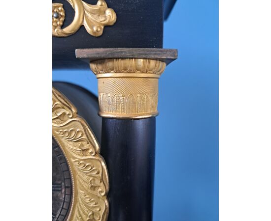 Orologio Impero in bronzo dorato e legno ebanizzato