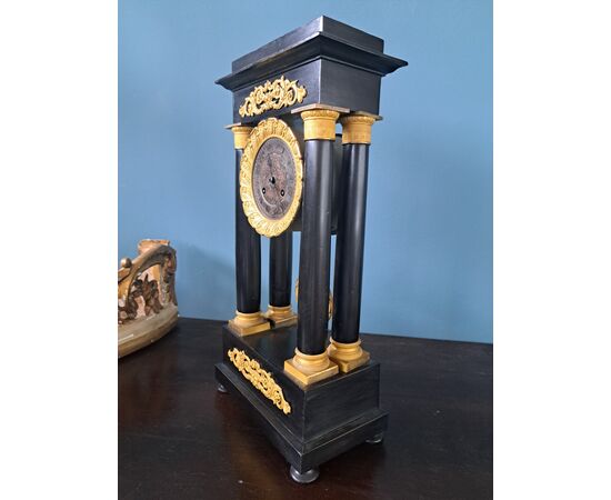 Orologio Impero in bronzo dorato e legno ebanizzato