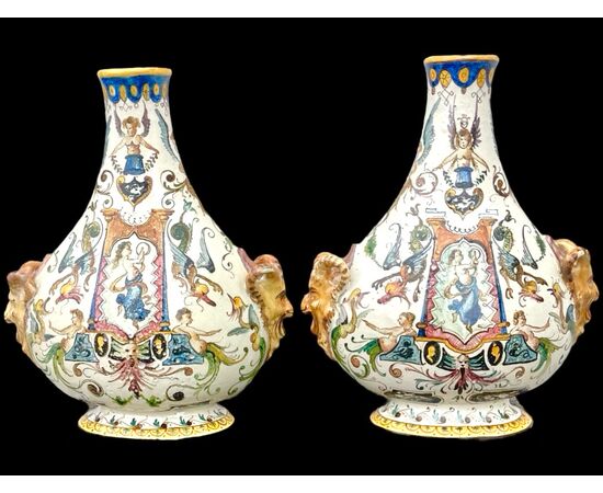Coppia di fiasche in maiolica con prese a mascheroni.Jafet Torelli.Firenze.