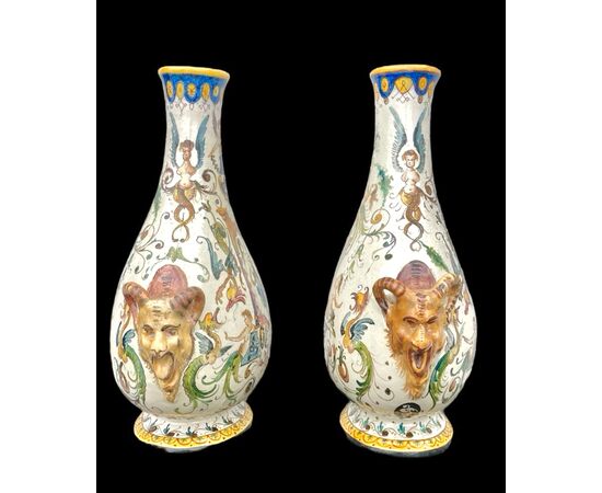Coppia di fiasche in maiolica con prese a mascheroni.Jafet Torelli.Firenze.