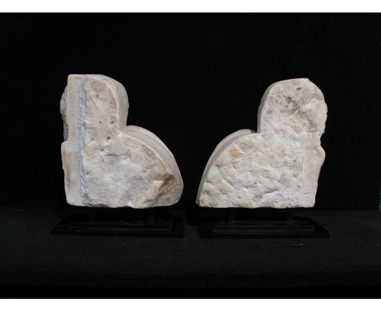 Coppia di angeli in marmo di Carrara, Toscana, fine XVI inizi XVII° secolo