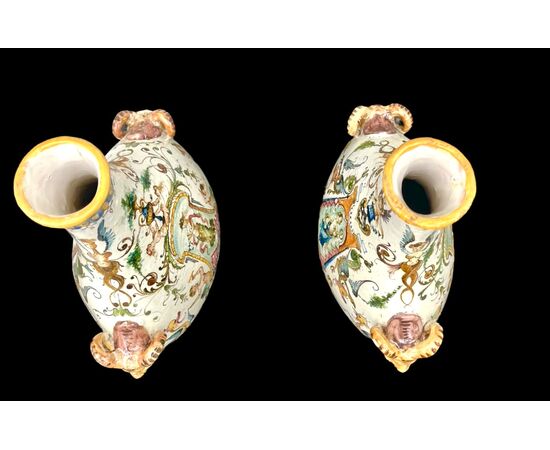 Coppia di fiasche in maiolica con prese a mascheroni.Jafet Torelli.Firenze.