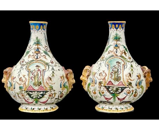 Coppia di fiasche in maiolica con prese a mascheroni.Jafet Torelli.Firenze.