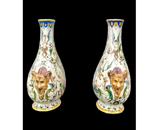 Coppia di fiasche in maiolica con prese a mascheroni.Jafet Torelli.Firenze.