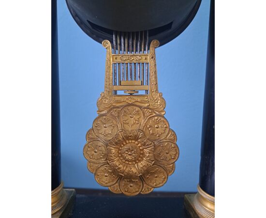Orologio Impero in bronzo dorato e legno ebanizzato