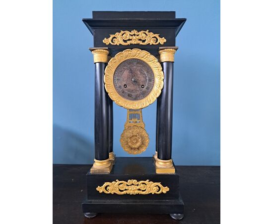 Orologio Impero in bronzo dorato e legno ebanizzato