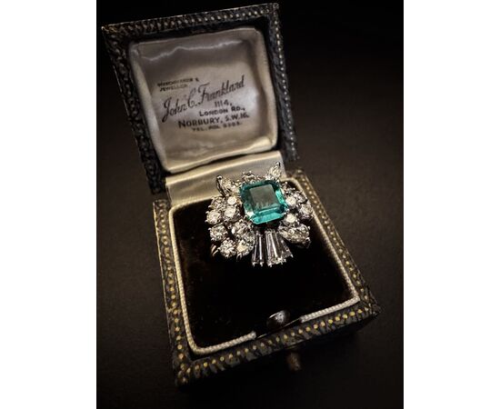 Anello  con  Diamanti  e  Smeraldo