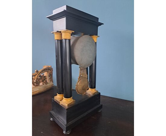Orologio Impero in bronzo dorato e legno ebanizzato