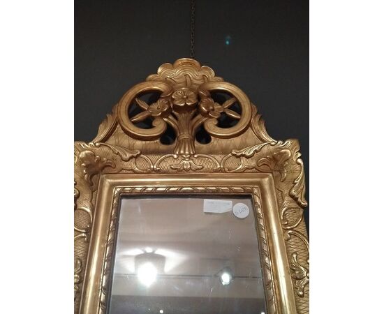 Piccola specchiera italiana del 1800 in legno dorato ed intagliato