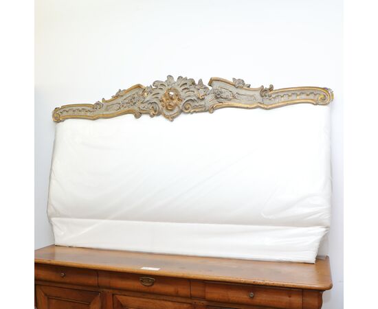 Tesatata da letto realizzata con fregio in legno laccato