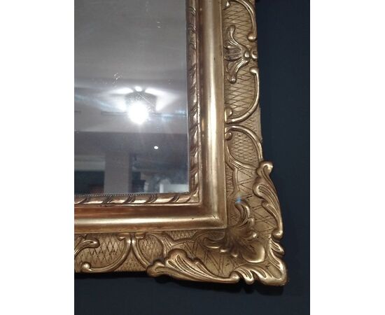 Piccola specchiera italiana del 1800 in legno dorato ed intagliato