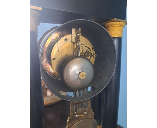 Orologio Impero in bronzo dorato e legno ebanizzato