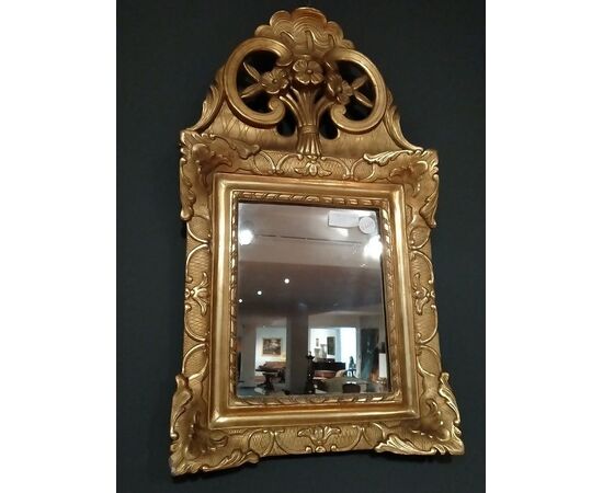 Piccola specchiera italiana del 1800 in legno dorato ed intagliato
