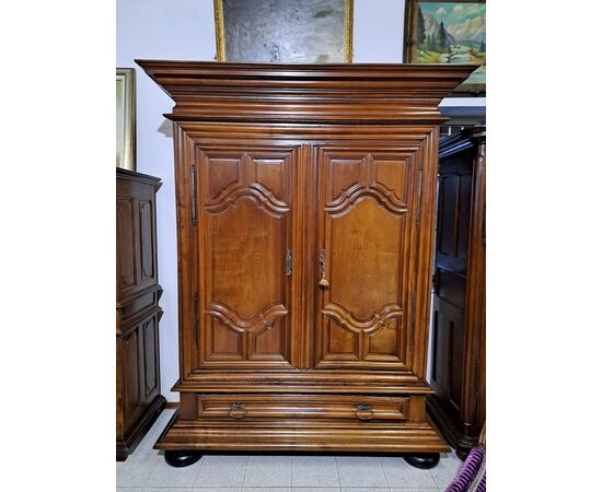 Armadio in noce Luigi XIII