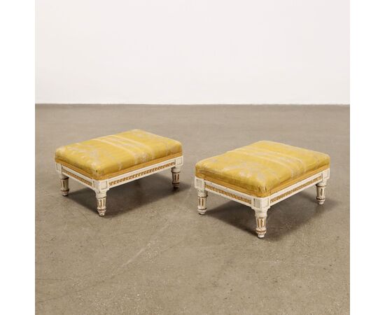 Coppia Poltrone con Poggia Piedi in Stile Neoclassico Italia Ultimo Quarto XIX Secolo