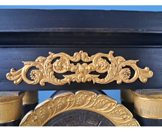 Orologio Impero in bronzo dorato e legno ebanizzato