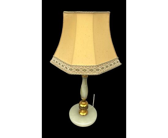 Lampada in ottone con fusto rastremato e base in alabastro.