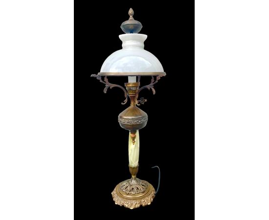 Lampada in bronzo con fusto in alabastro.Coppa paralume in vetro opaline.