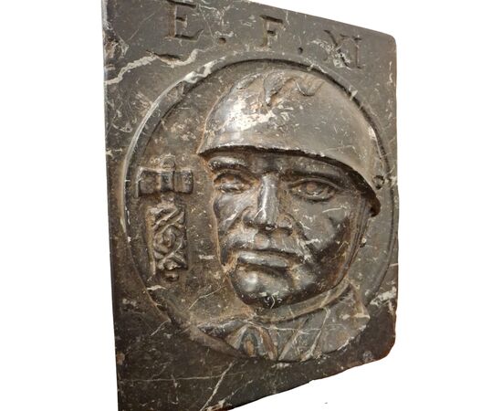 Altorilievo raffigurante Benito Mussolini