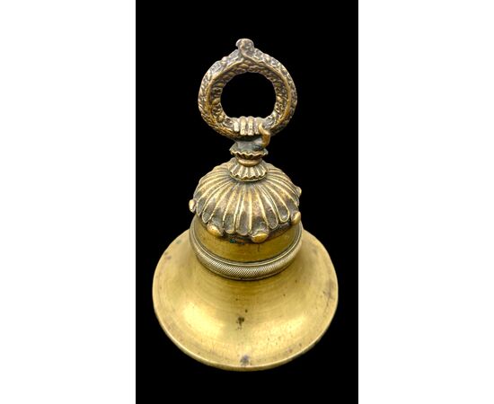 Campanello in bronzo con motivi geometrici.