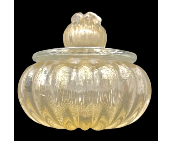 Scatola in vetro pesante sommerso con corpo tondo schiacciato e baccellato.Barovier e Toso.Murano.