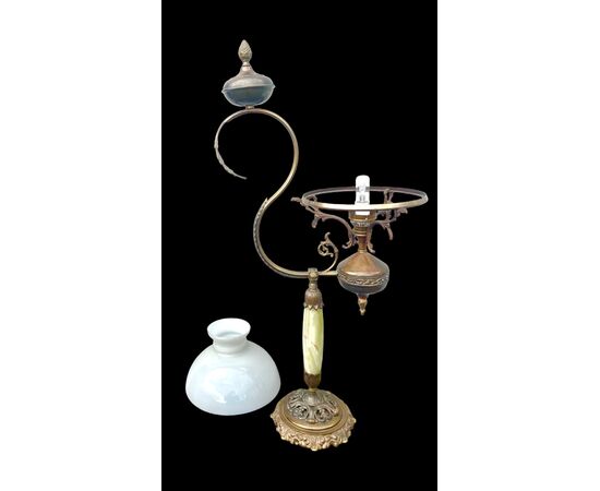Lampada in bronzo con fusto in alabastro.Coppa paralume in vetro opaline.