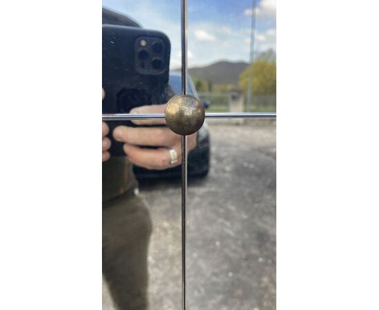 Grande specchiera in legno intagliato e dorato.
