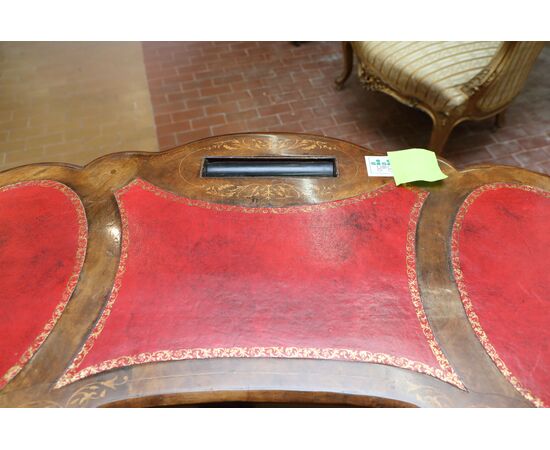 Tavolino scrittoio a fagiolino in radica di noce e piano in pelle
