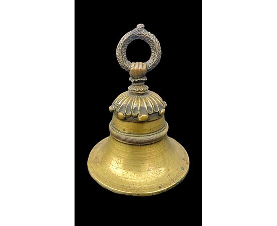 Campanello in bronzo con motivi geometrici.