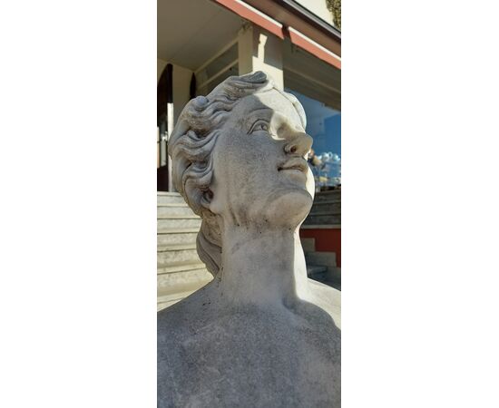 Statua in marmo bianco  