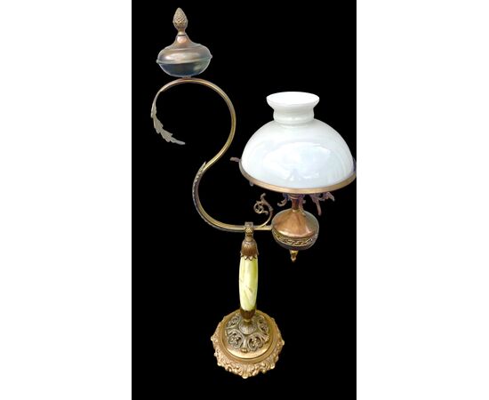 Lampada in bronzo con fusto in alabastro.Coppa paralume in vetro opaline.