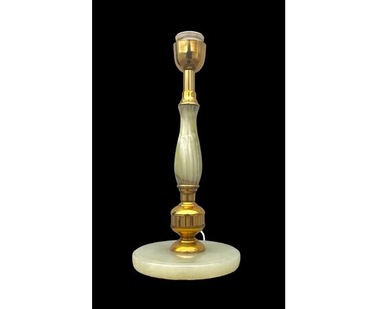 Lampada in ottone con fusto rastremato e base in alabastro.