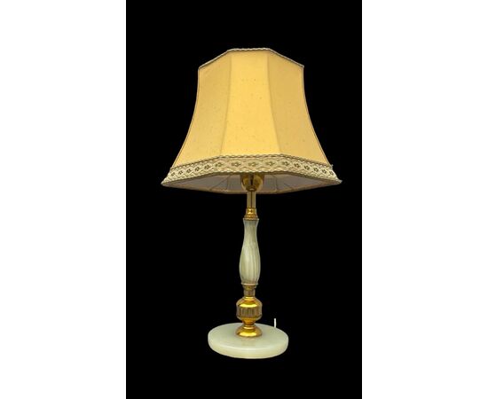 Lampada in ottone con fusto rastremato e base in alabastro.