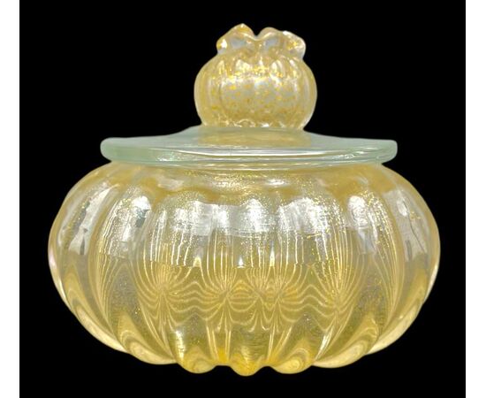 Scatola in vetro pesante sommerso con corpo tondo schiacciato e baccellato.Barovier e Toso.Murano.