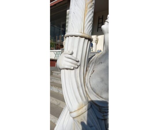 Statua in marmo bianco  