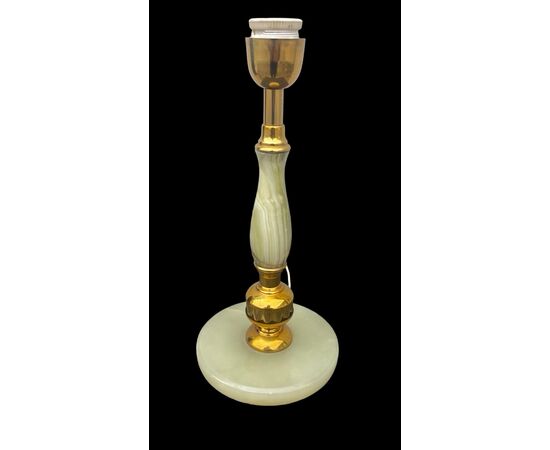 Lampada in ottone con fusto rastremato e base in alabastro.