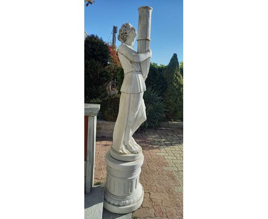 Statua in marmo bianco